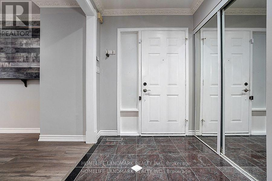 Photo 2 of 15 Saintsbury Square, Toronto ON