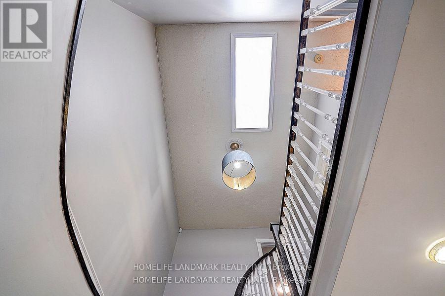 Photo 21 of 15 Saintsbury Square, Toronto ON
