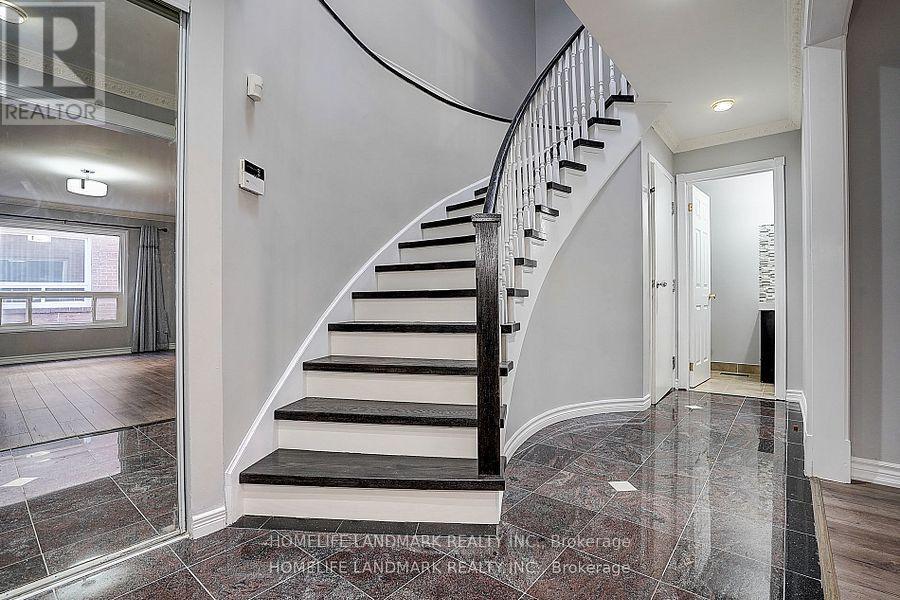 Photo 3 of 15 Saintsbury Square, Toronto ON
