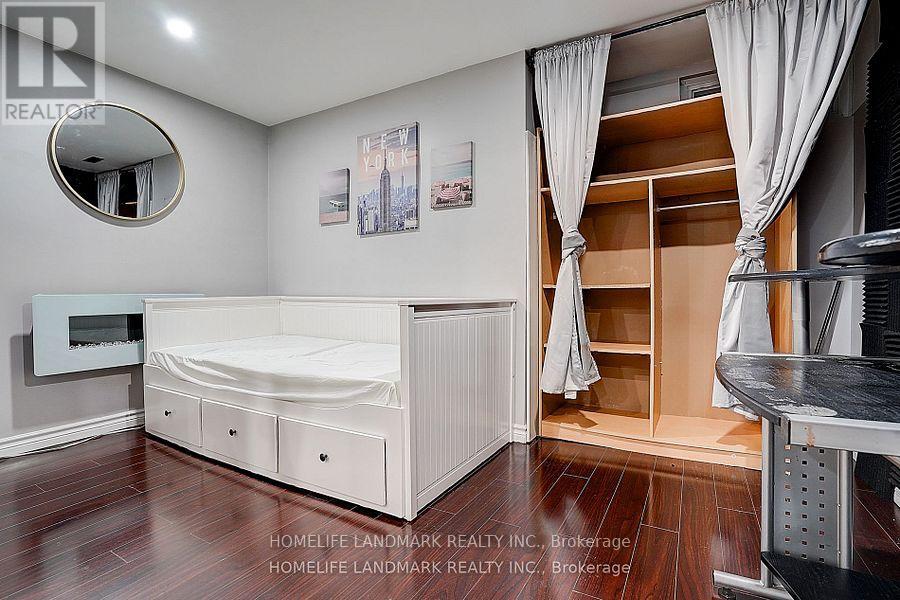 Photo 45 of 15 Saintsbury Square, Toronto ON