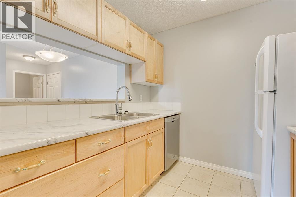 Single Family House for Sale in   Canyon Meadows Drive SE Queensland Calgary 