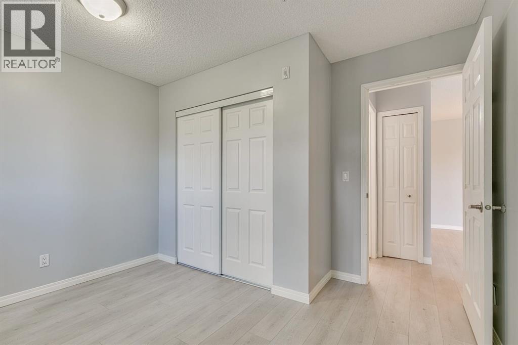 Single Family House for Sale in   Canyon Meadows Drive SE Queensland Calgary 