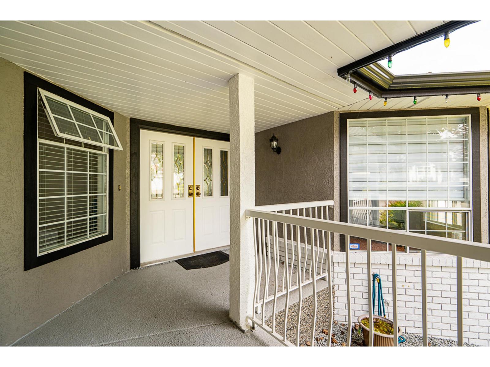 Photo 5 of 14926 83 A Avenue, Surrey BC
