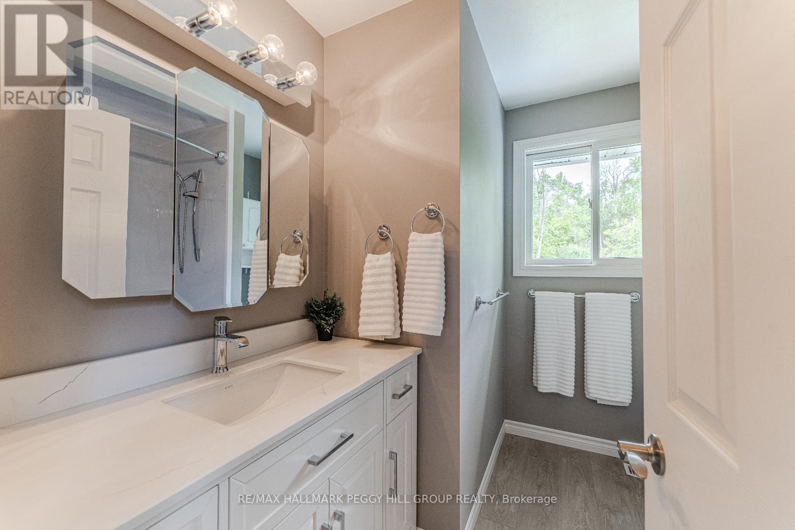 Photo 19 of 102 Tudhope Boulevard, Oromedonte ON