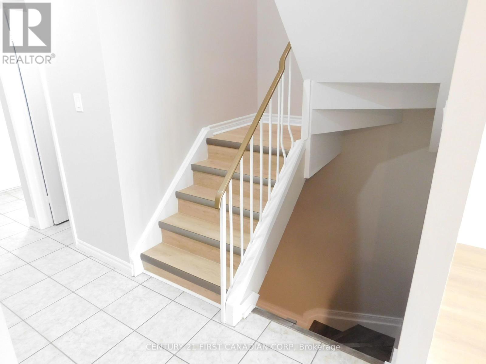 Photo 3 of 2 500 Osgoode Drive, London South ON