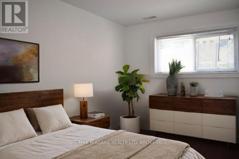 Photo 15 of 34 Barry Street, St Catharines ON