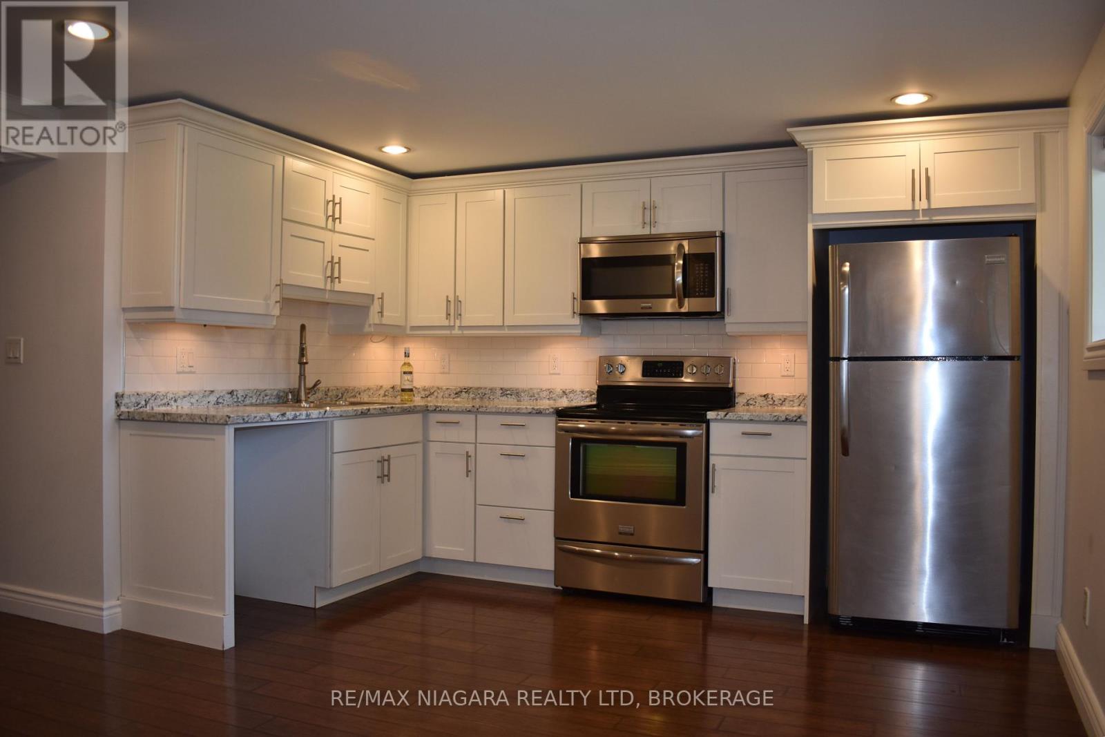 Photo 2 of 34 Barry Street, St Catharines ON