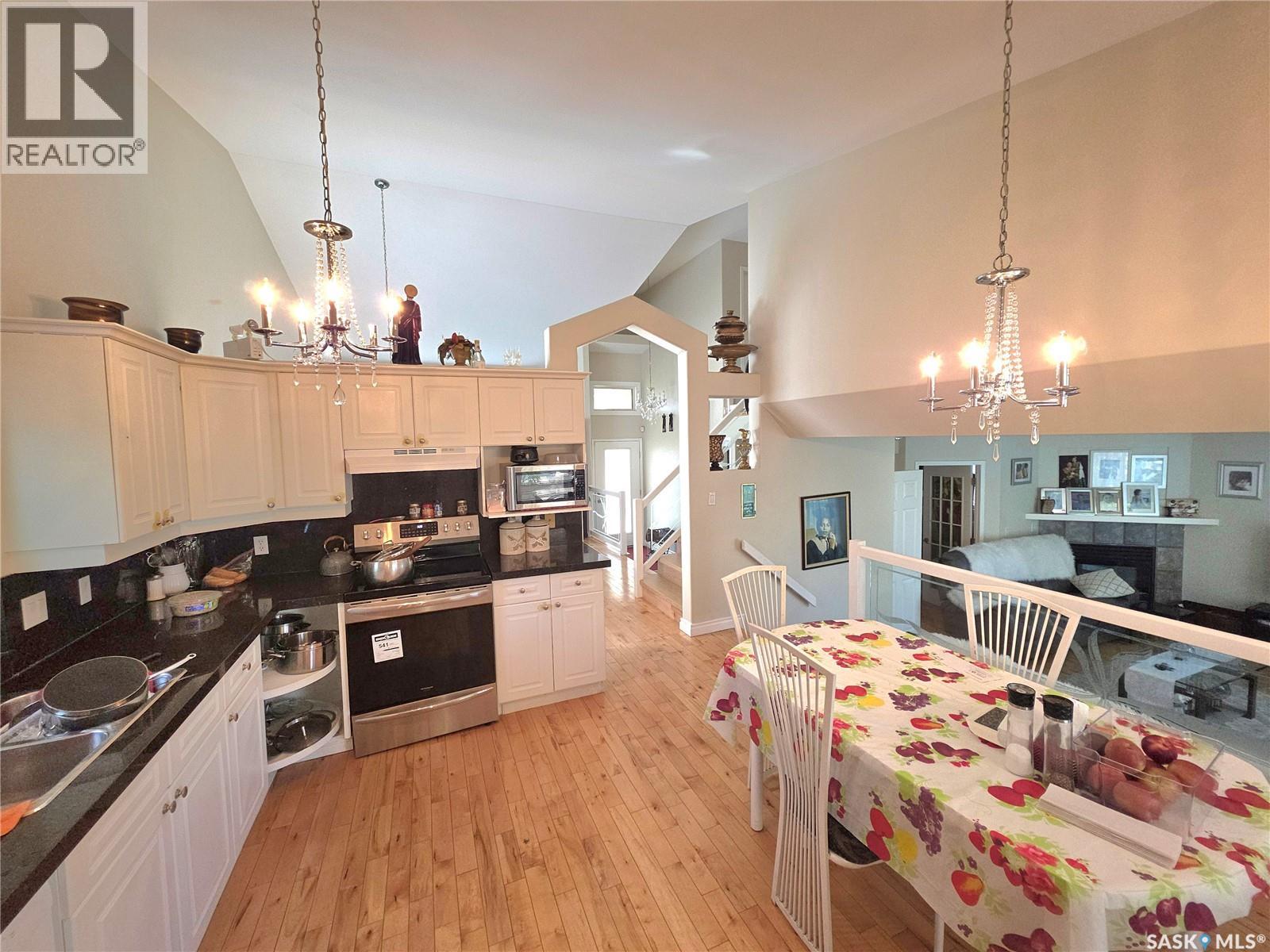Photo 3 of 306 Blackthorn Crescent, Saskatoon SK