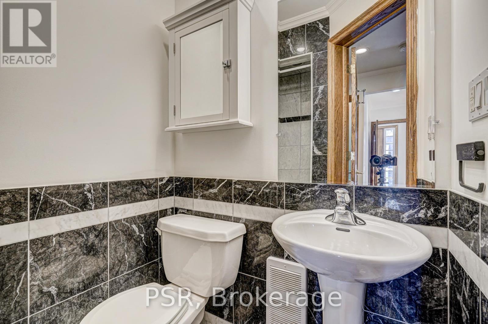 Photo 18 of Main 98 Roselawn Avenue, Toronto ON