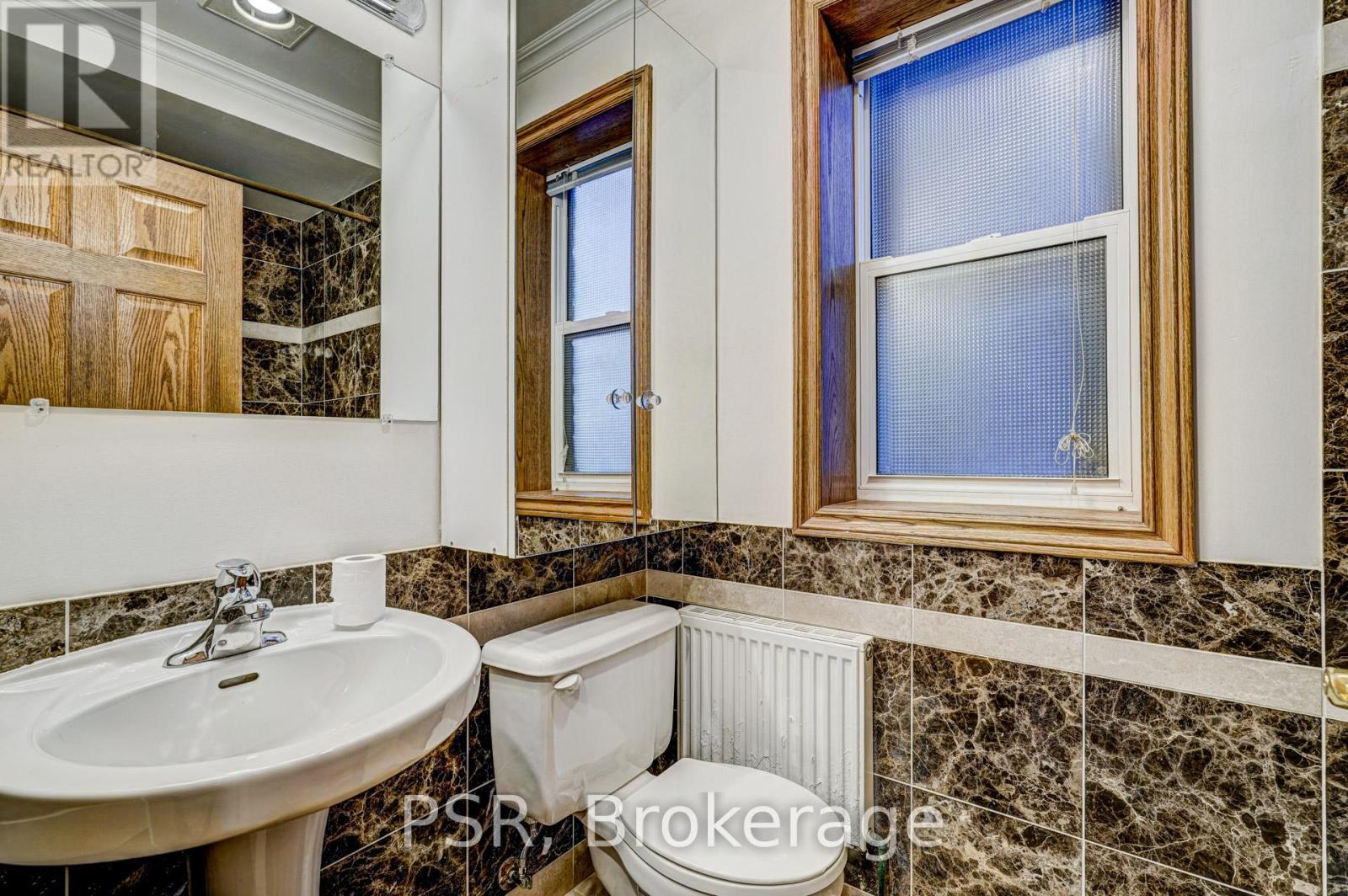 Photo 19 of Main 98 Roselawn Avenue, Toronto ON
