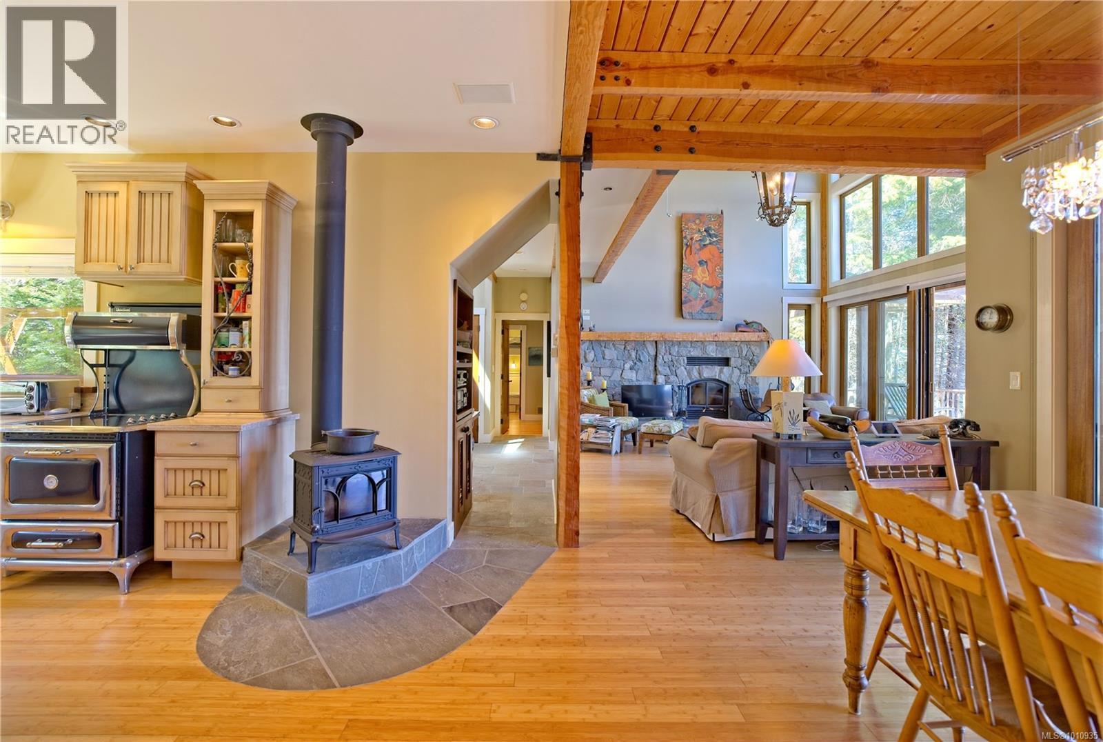  2 37 Salamanca Road, Galiano Island