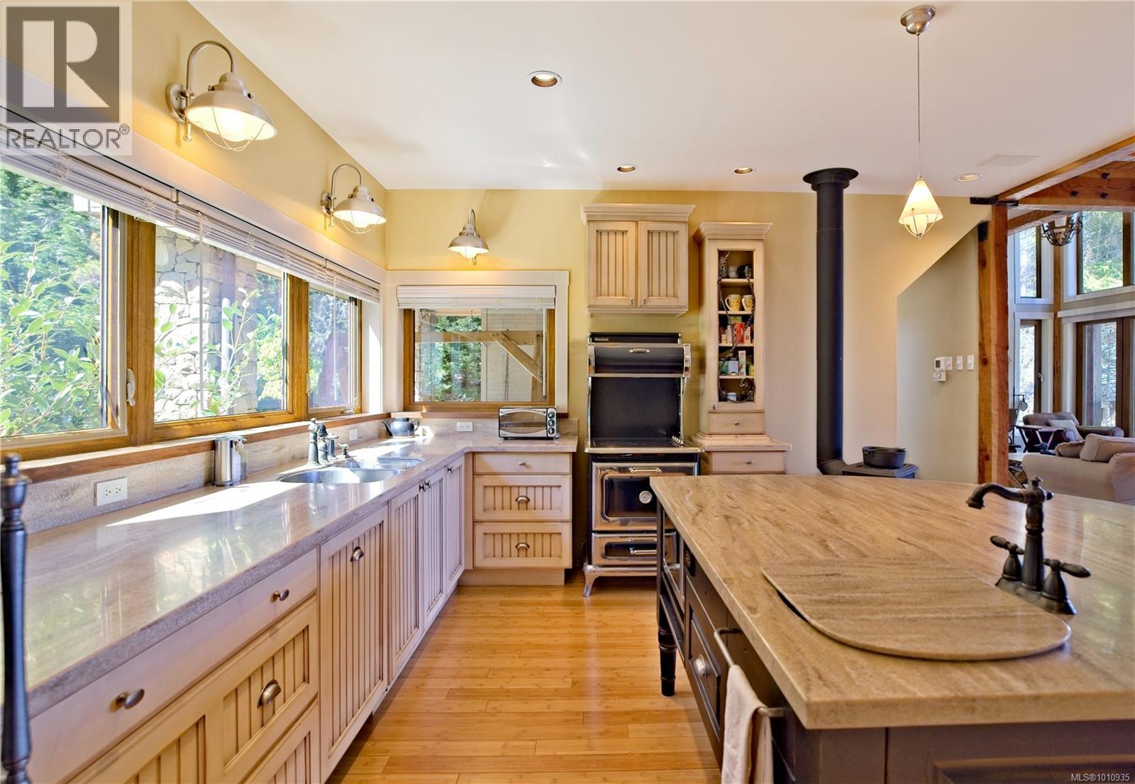  2 37 Salamanca Road, Galiano Island