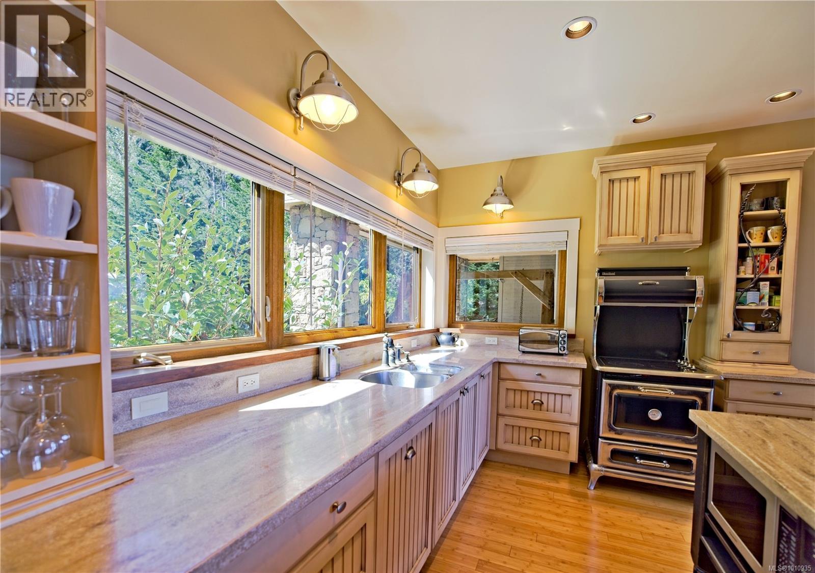  2 37 Salamanca Road, Galiano Island