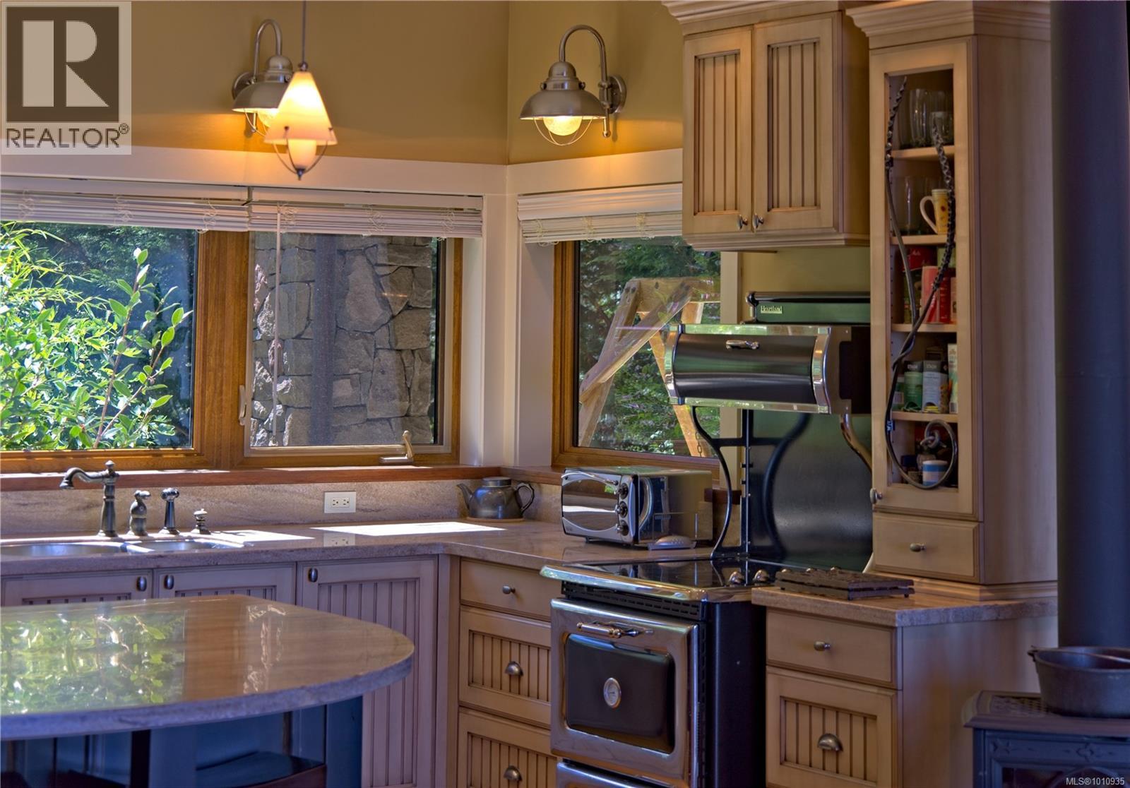  2 37 Salamanca Road, Galiano Island
