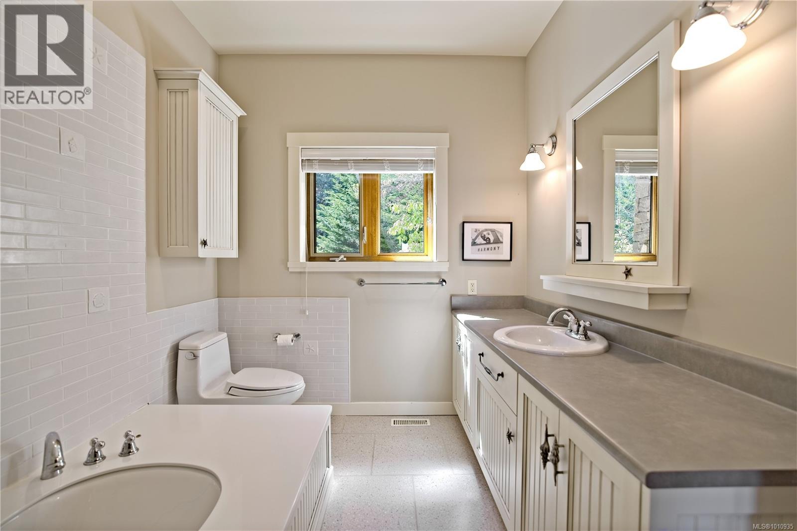  2 37 Salamanca Road, Galiano Island
