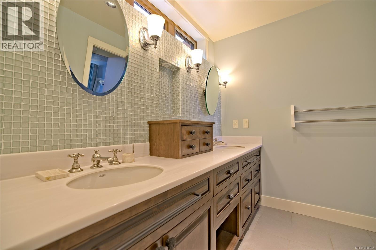  2 37 Salamanca Road, Galiano Island