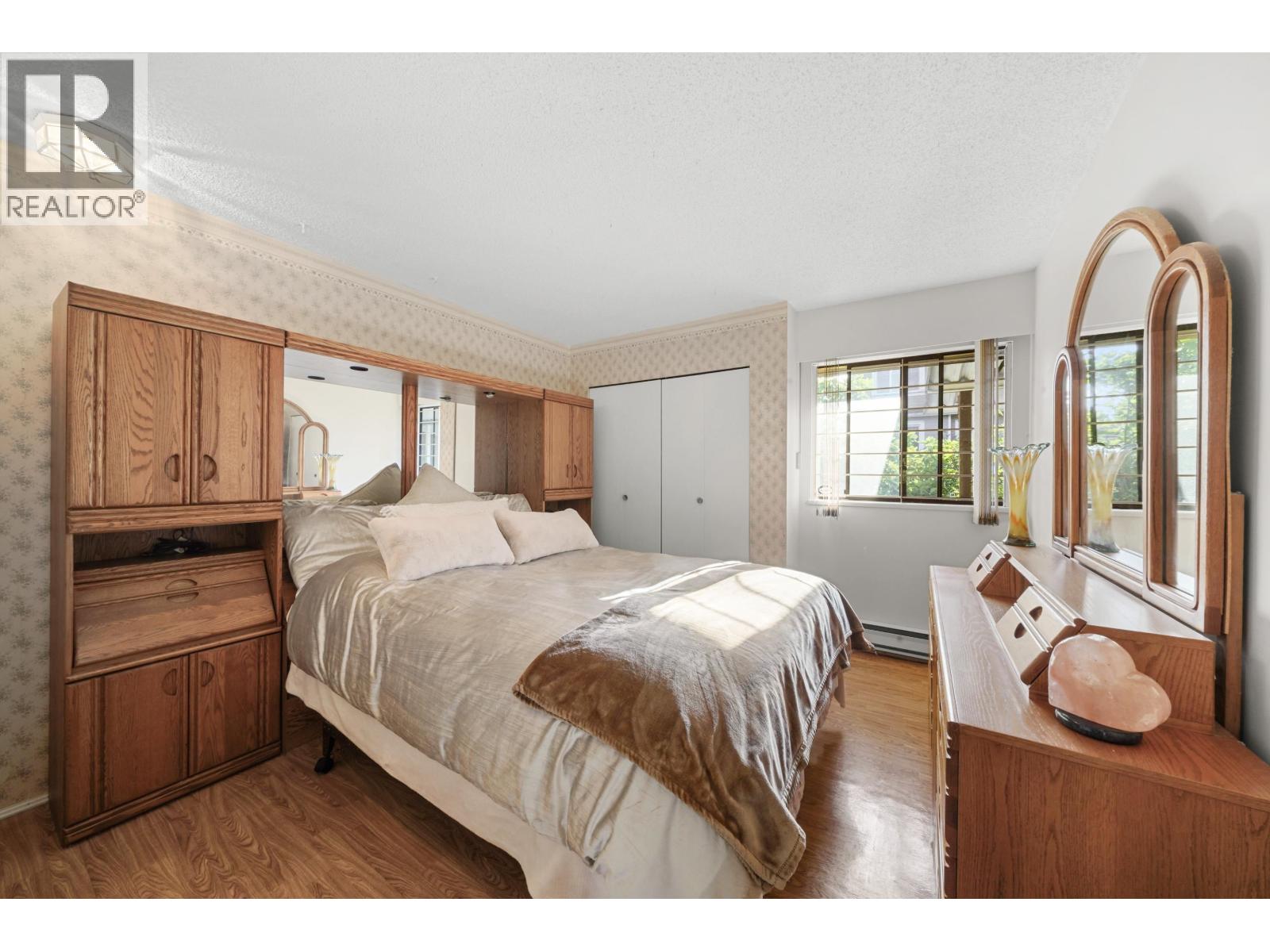 Photo 13 of 567 Clare Avenue, Burnaby BC