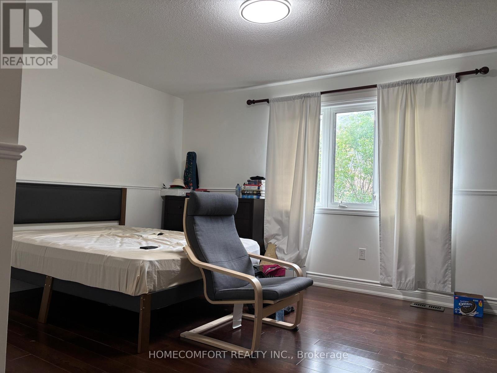 Photo 12 of 230 Lewis Honey Drive, Aurora ON