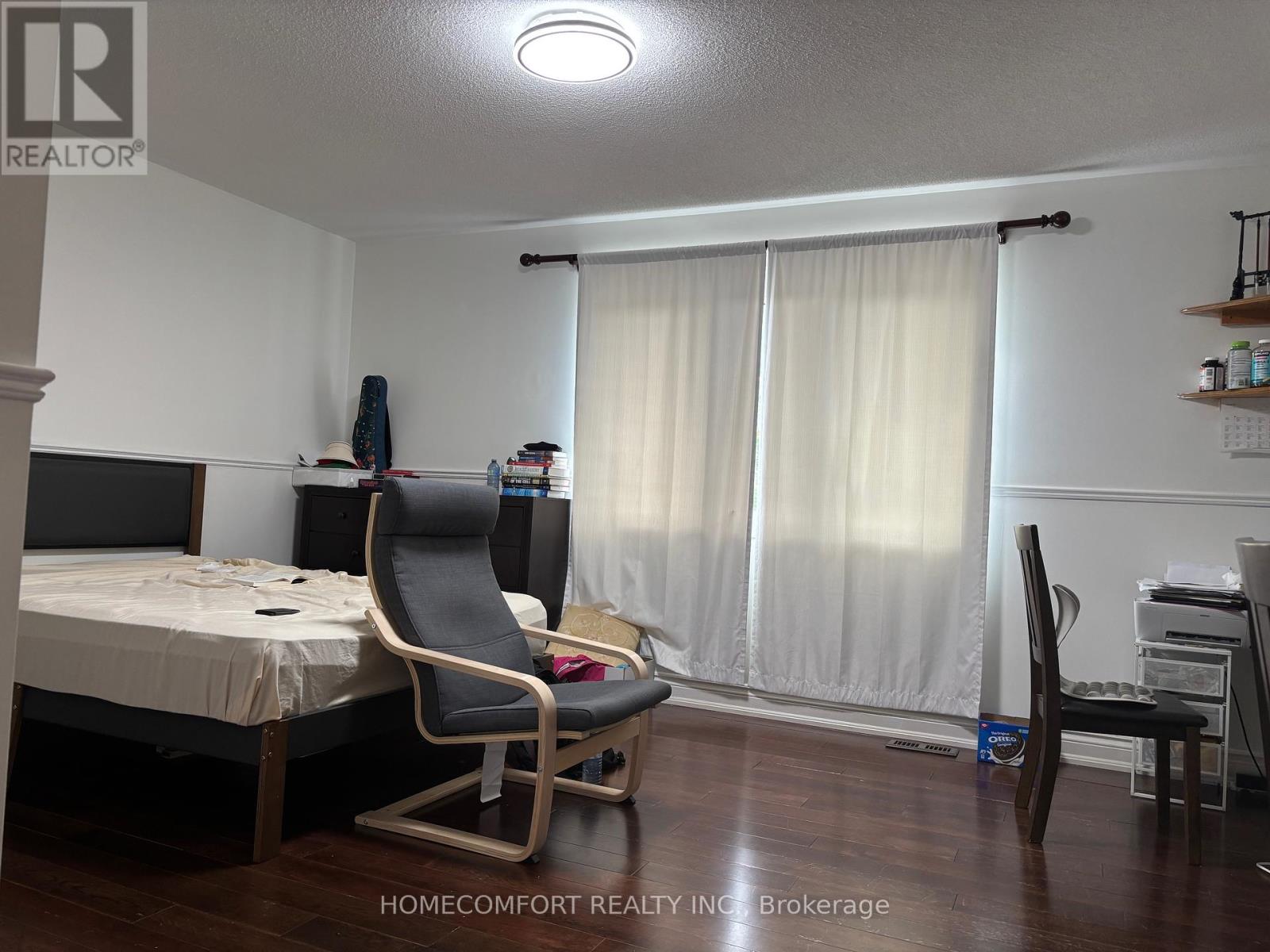 Photo 13 of 230 Lewis Honey Drive, Aurora ON