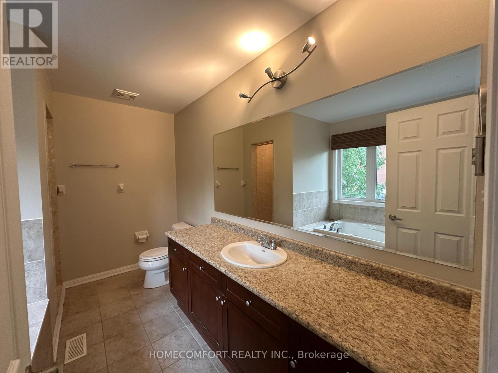 Photo 14 of 230 Lewis Honey Drive, Aurora ON