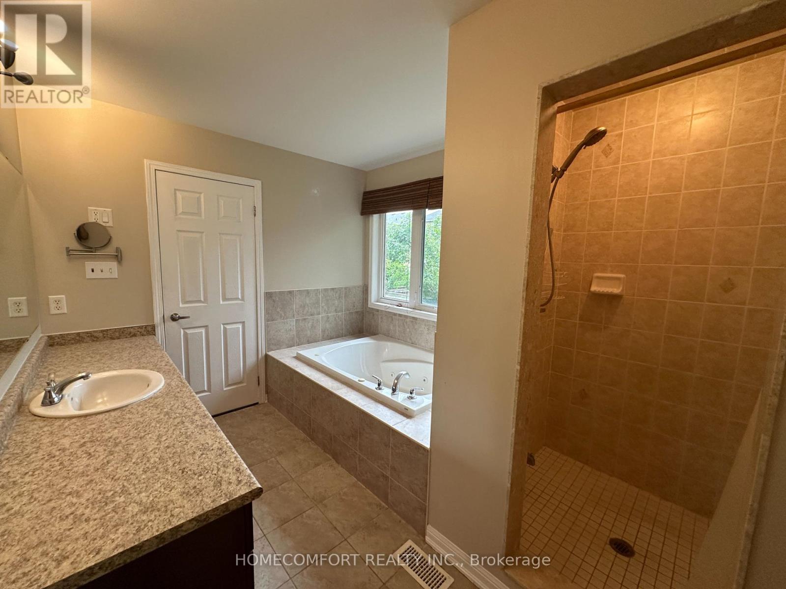 Photo 15 of 230 Lewis Honey Drive, Aurora ON