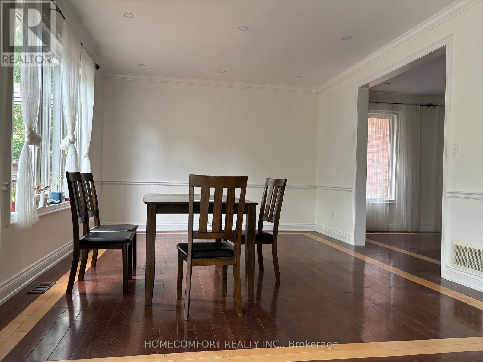 Photo 4 of 230 Lewis Honey Drive, Aurora ON