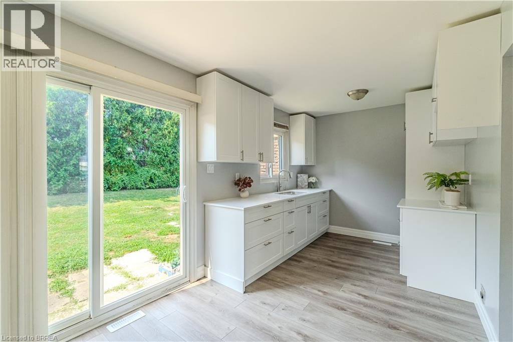 Photo 10 of 15 Centennial Drive Unit D, Brantford ON