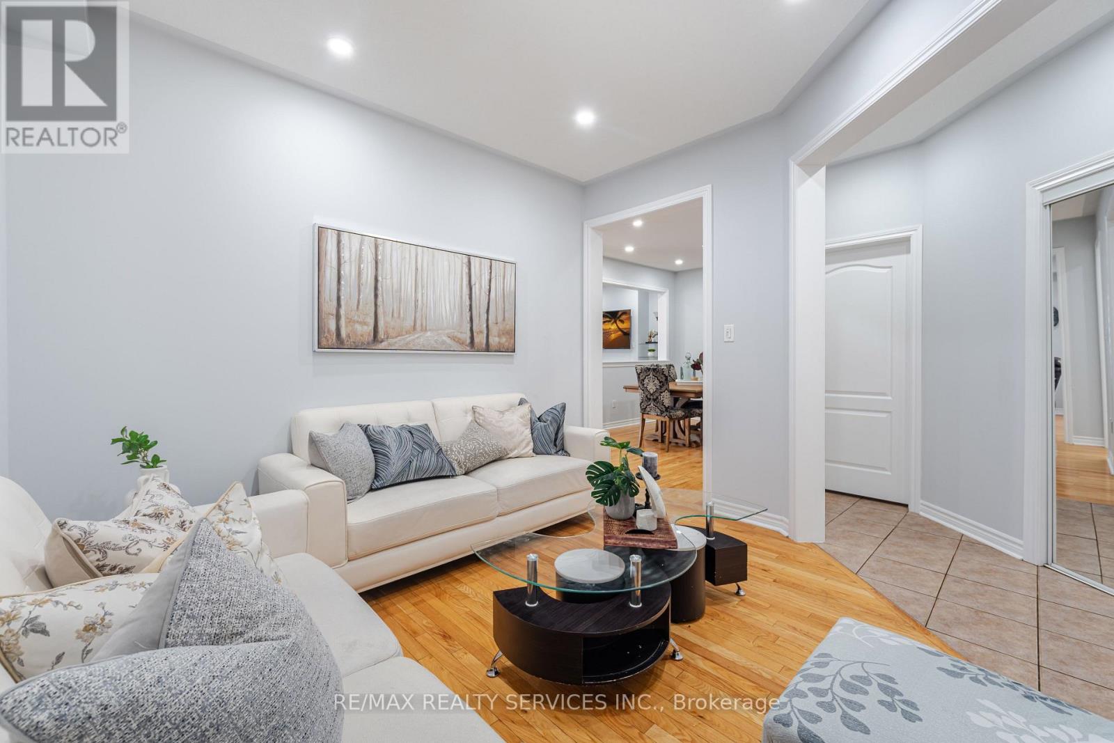 Photo 10 of 27 Hardgate Crescent, Brampton ON