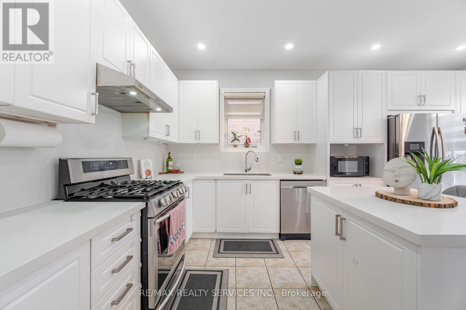 Photo 13 of 27 Hardgate Crescent, Brampton ON