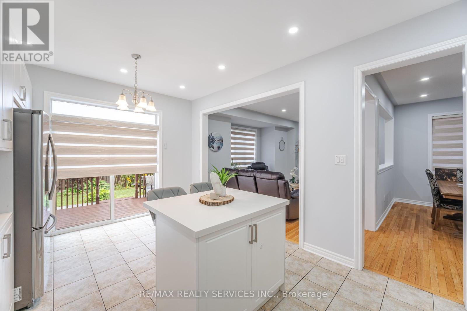 Photo 15 of 27 Hardgate Crescent, Brampton ON