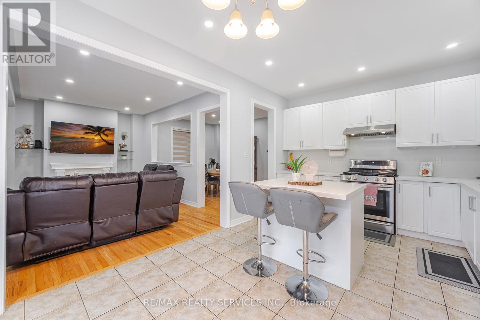 Photo 16 of 27 Hardgate Crescent, Brampton ON