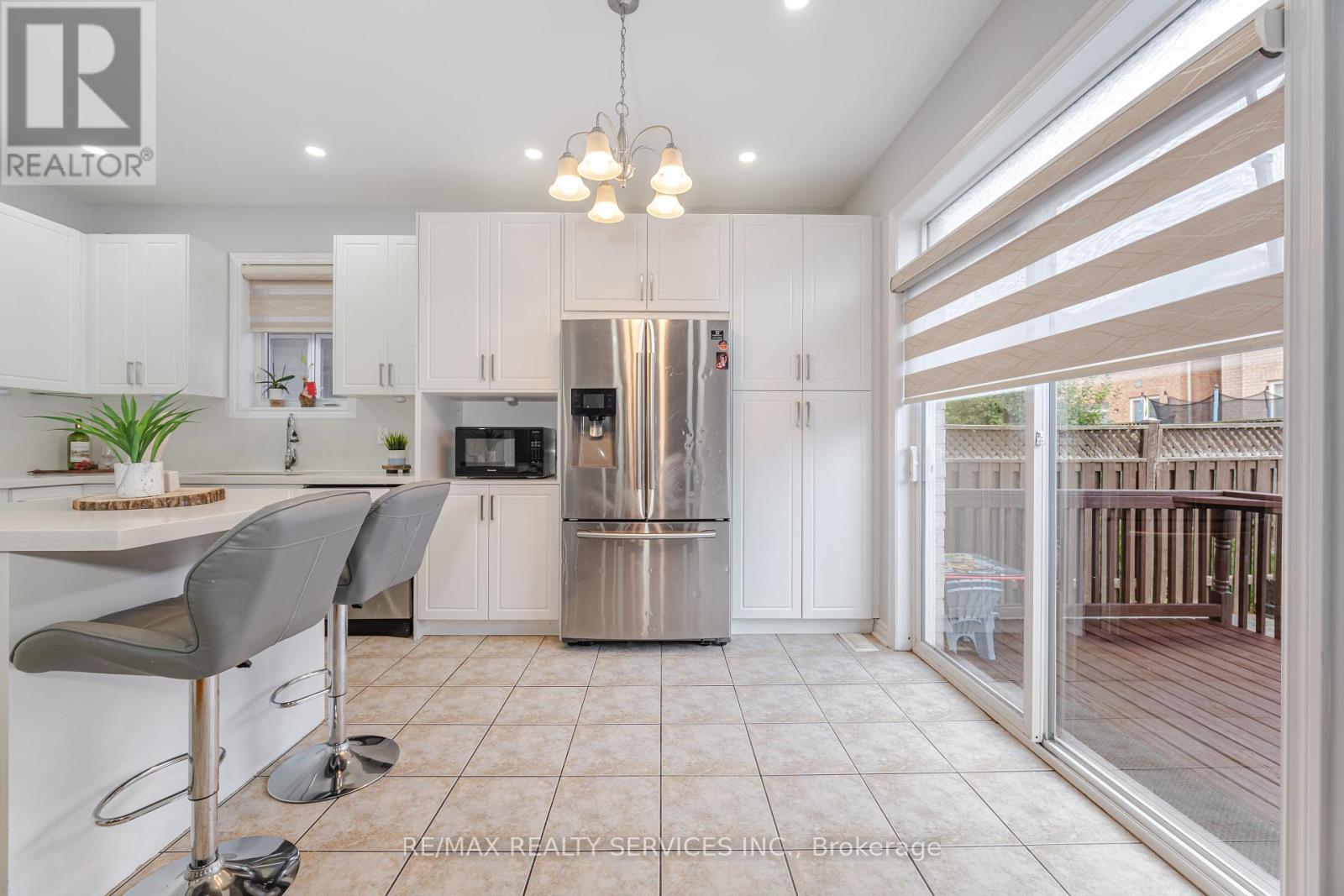 Photo 17 of 27 Hardgate Crescent, Brampton ON