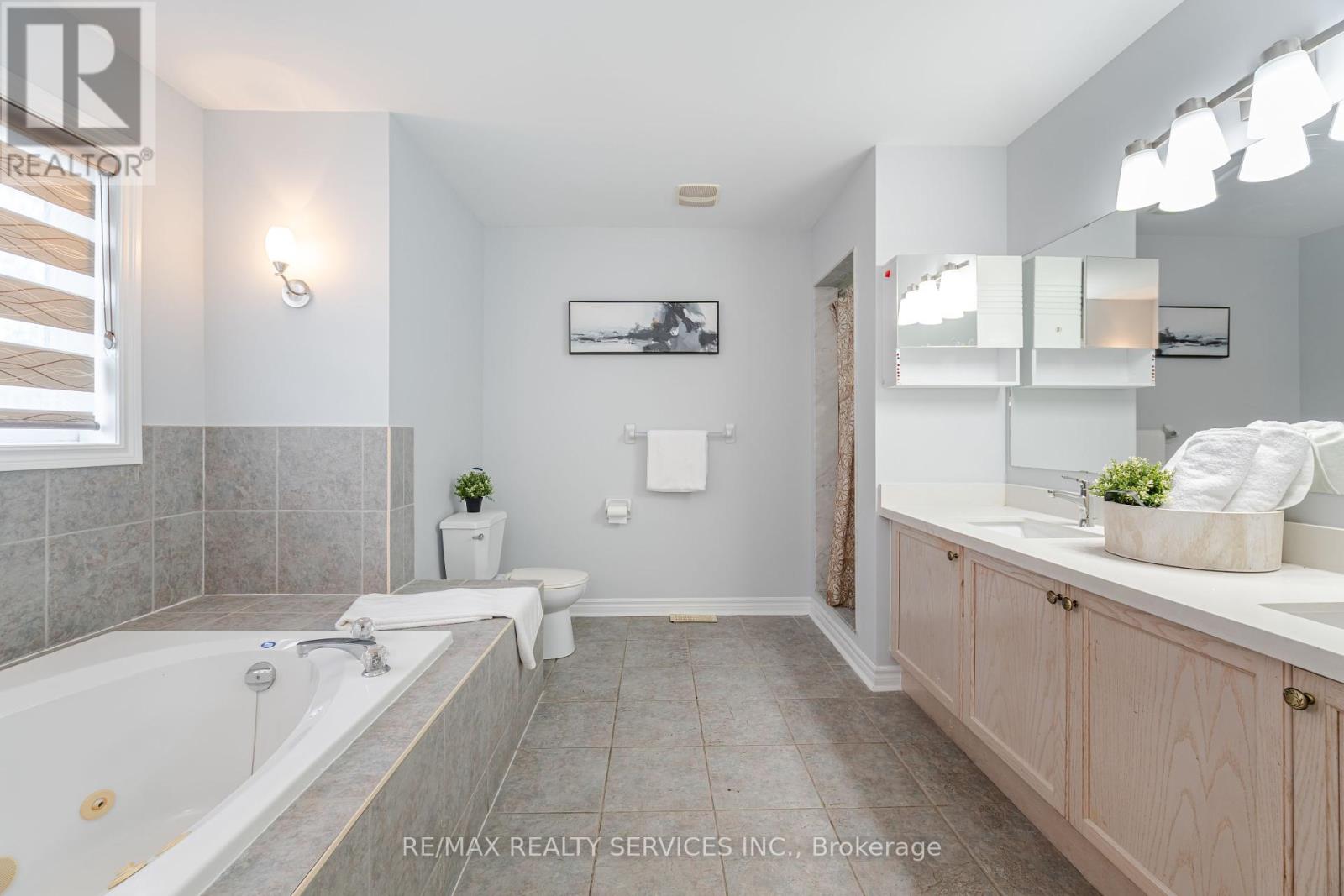 Photo 28 of 27 Hardgate Crescent, Brampton ON
