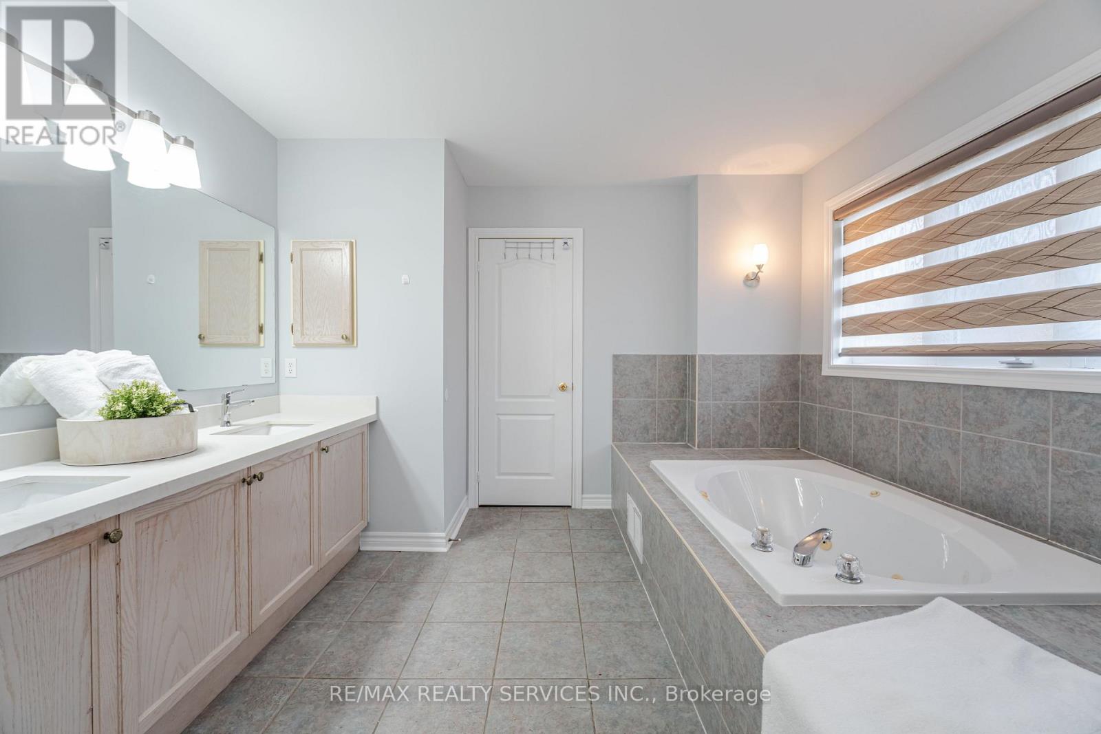 Photo 29 of 27 Hardgate Crescent, Brampton ON