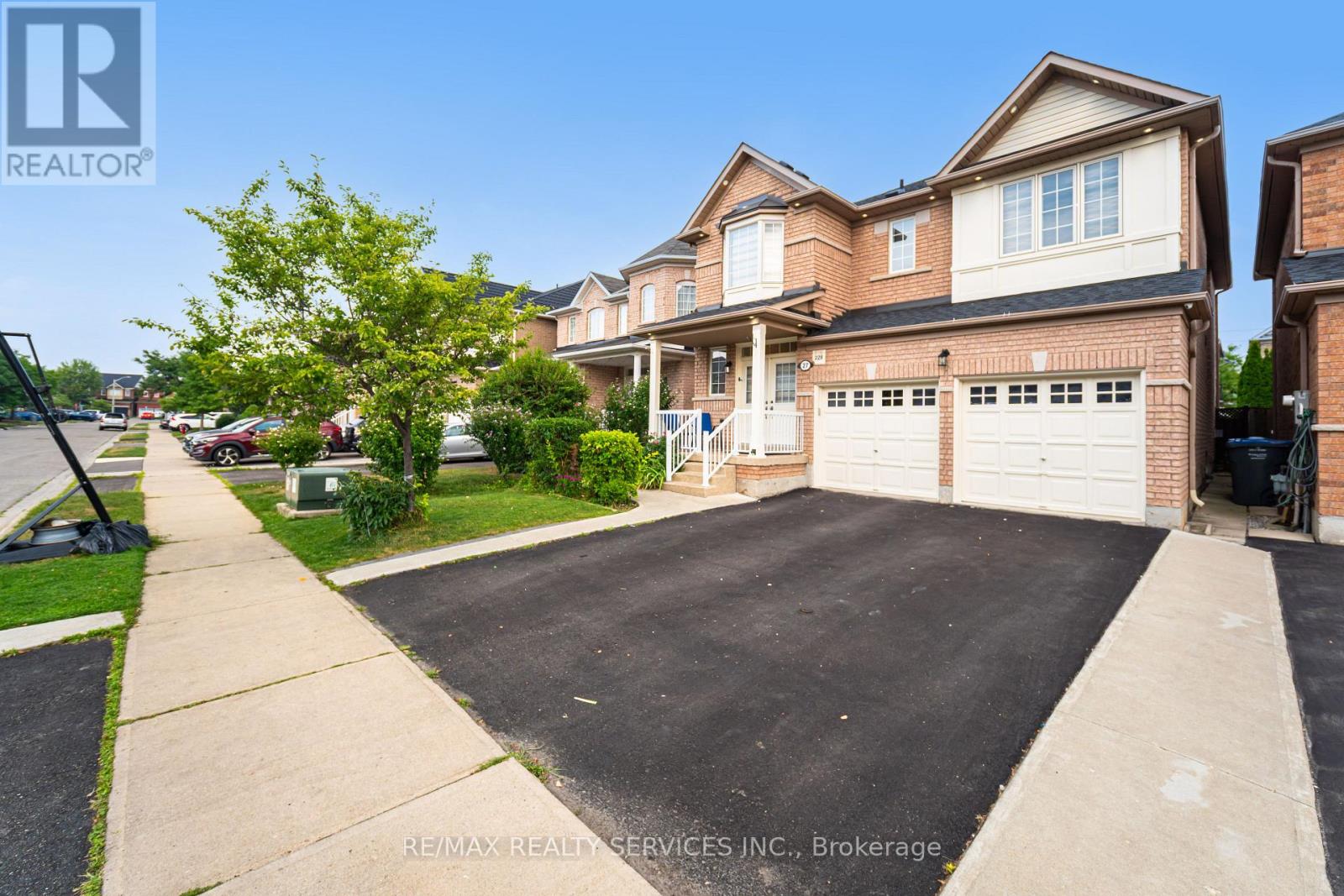 Photo 4 of 27 Hardgate Crescent, Brampton ON