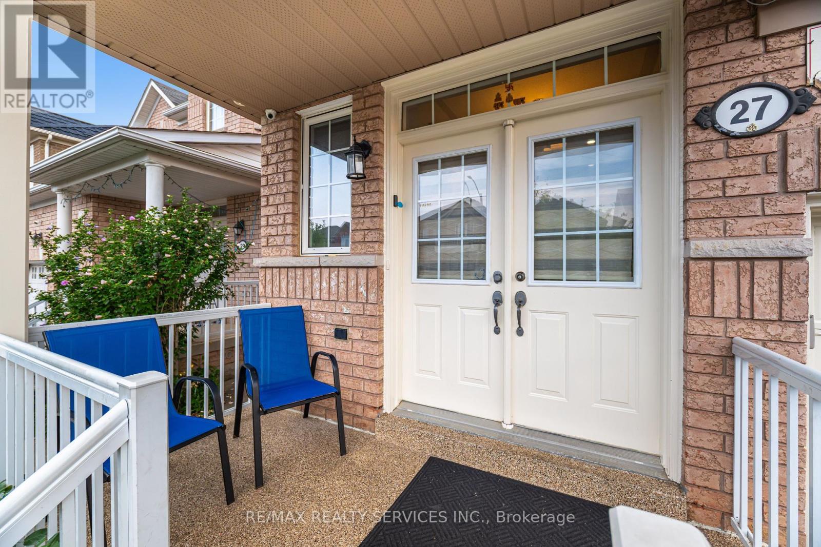 Photo 5 of 27 Hardgate Crescent, Brampton ON