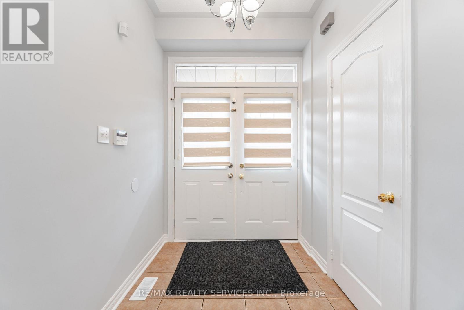Photo 6 of 27 Hardgate Crescent, Brampton ON