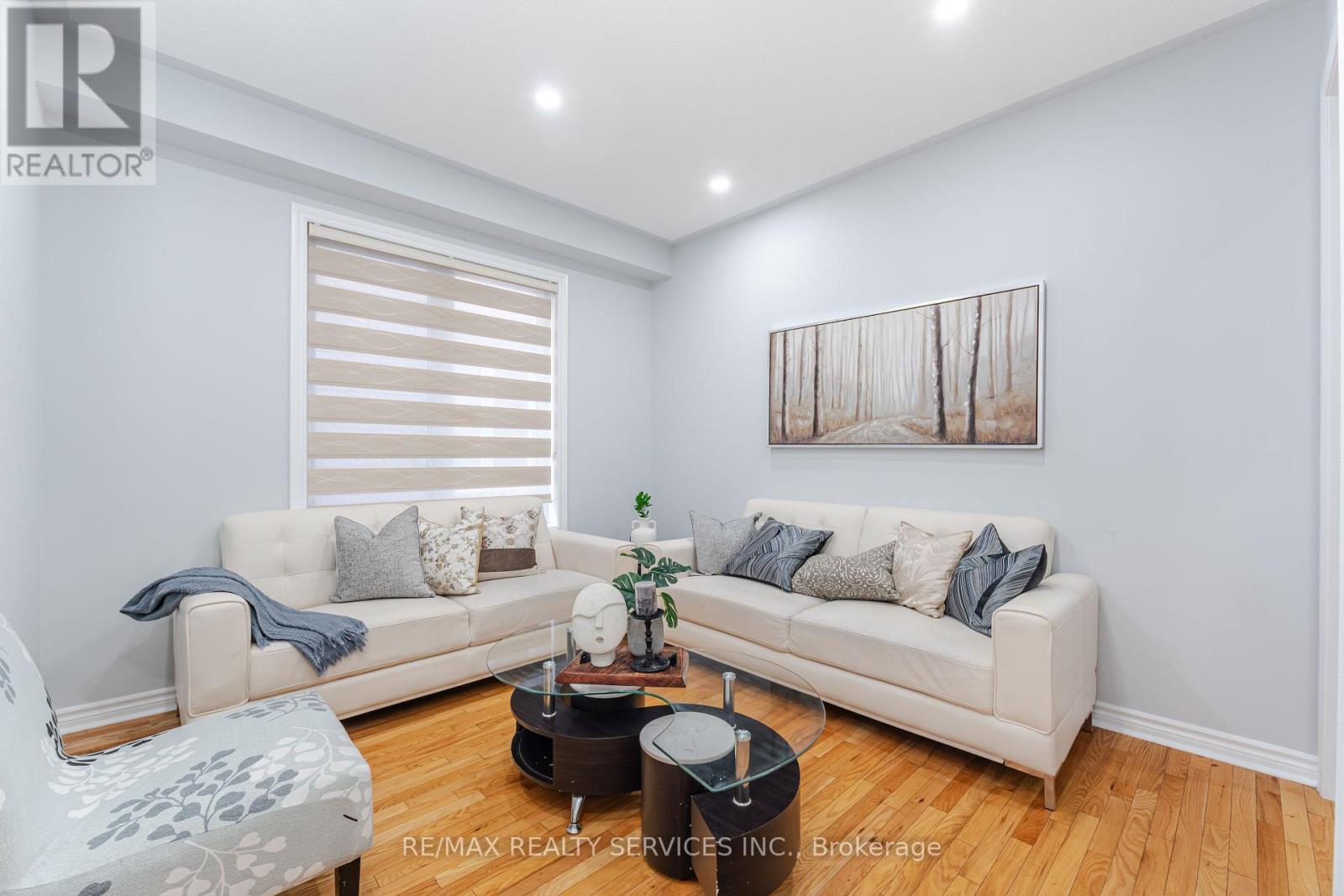 Photo 8 of 27 Hardgate Crescent, Brampton ON
