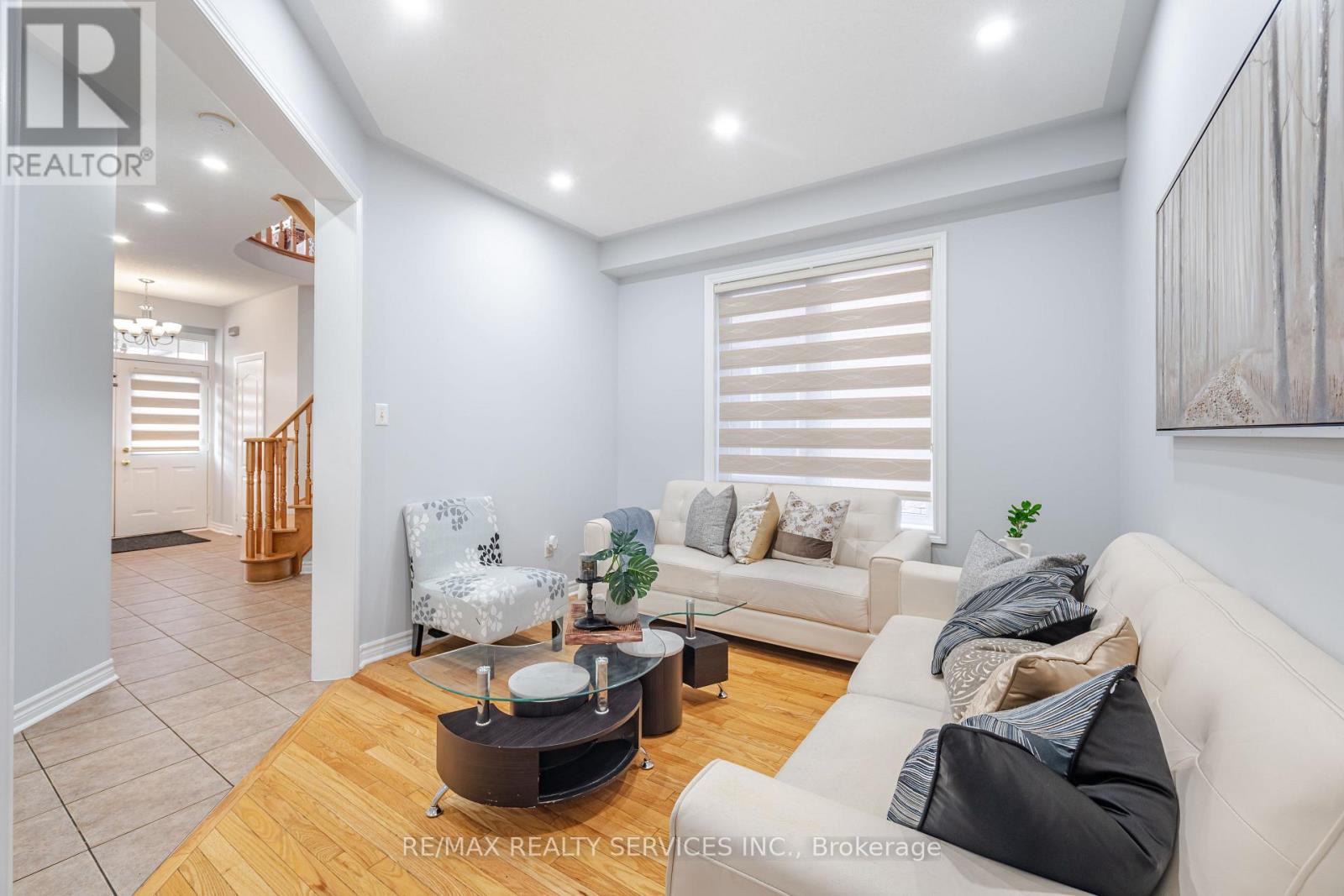 Photo 9 of 27 Hardgate Crescent, Brampton ON