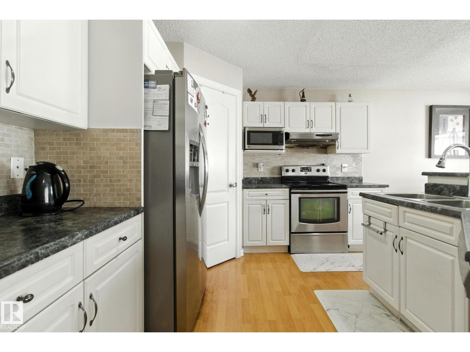 Photo 9 of 3368 24 Av Nw, Edmonton AB
