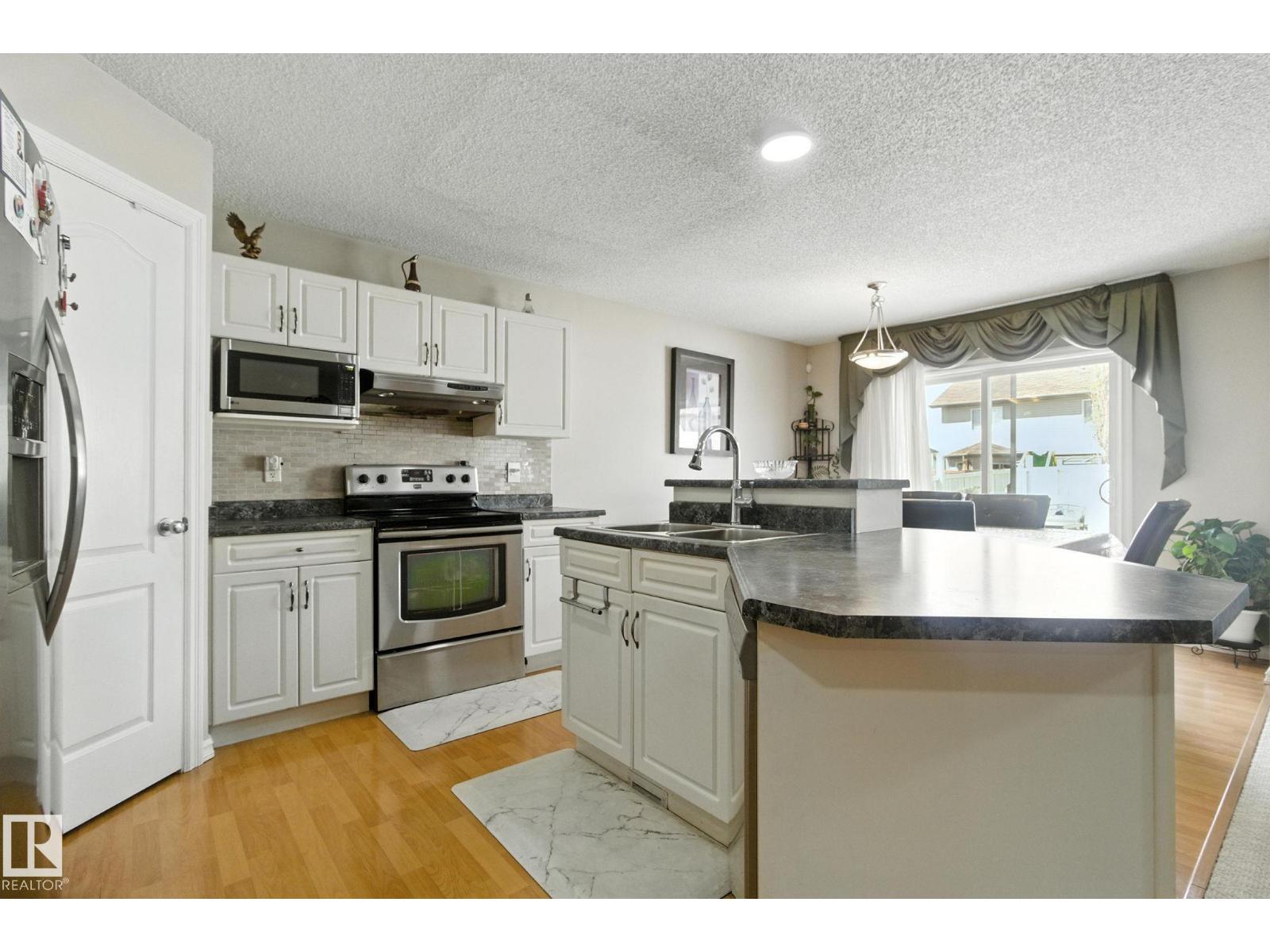 Photo 10 of 3368 24 Av Nw, Edmonton AB