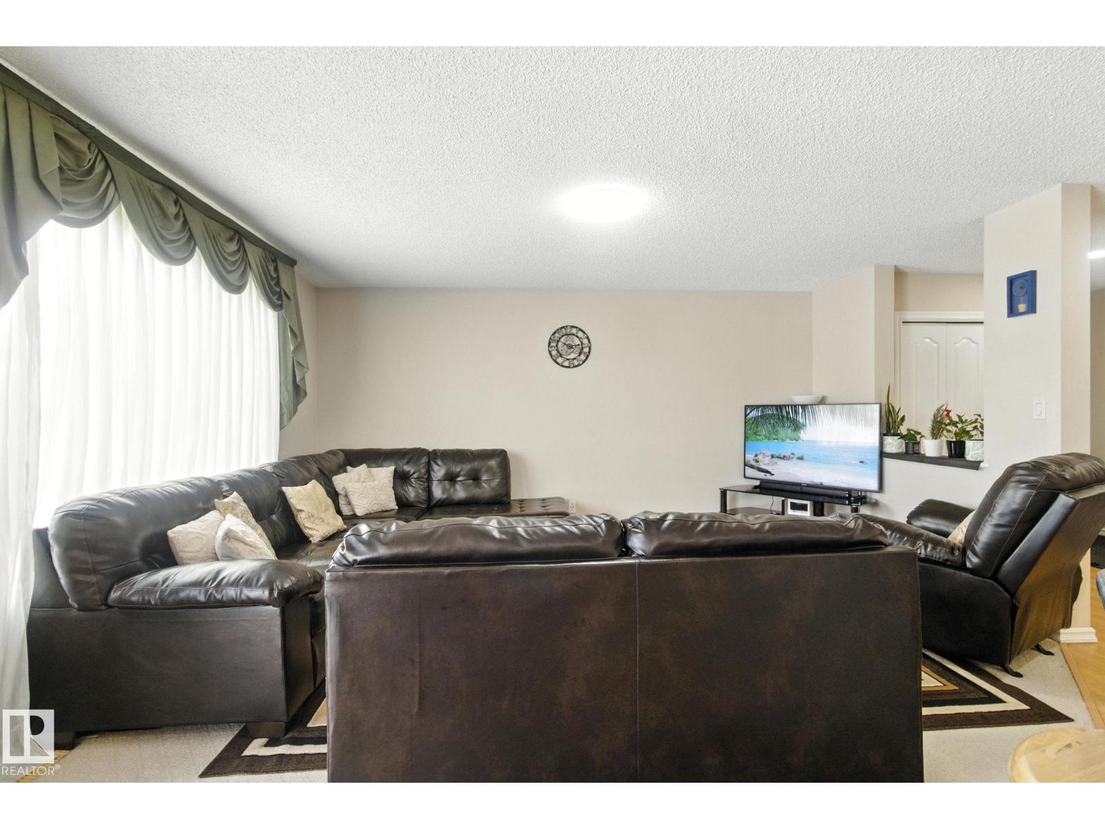 Photo 6 of 3368 24 Av Nw, Edmonton AB