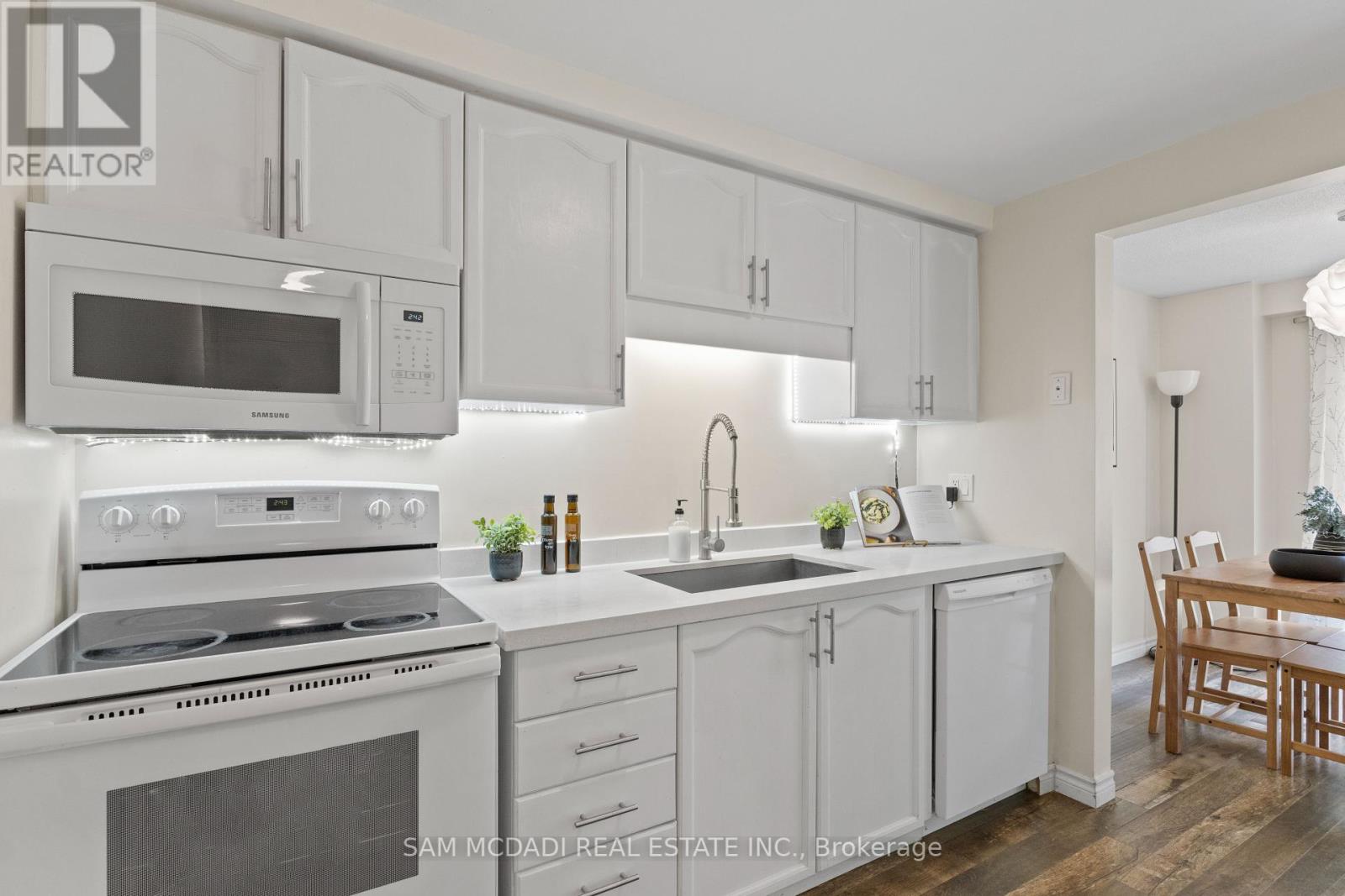 Photo 12 of 65 Edgemere Drive, Cambridge ON