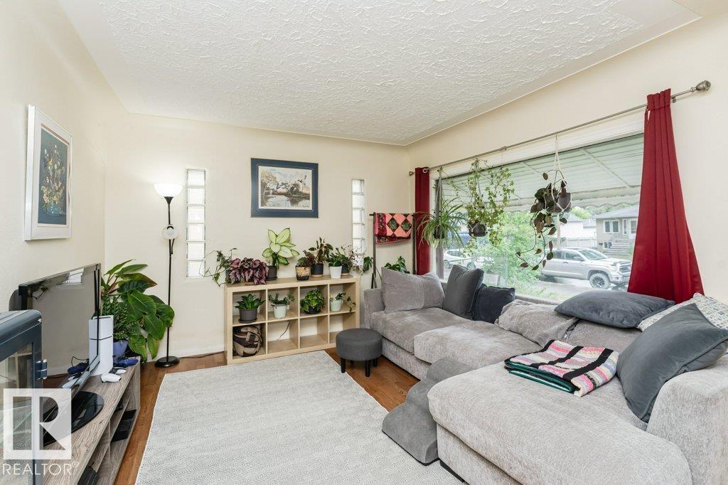 Photo 6 of 6028 106 St Nw, Edmonton AB