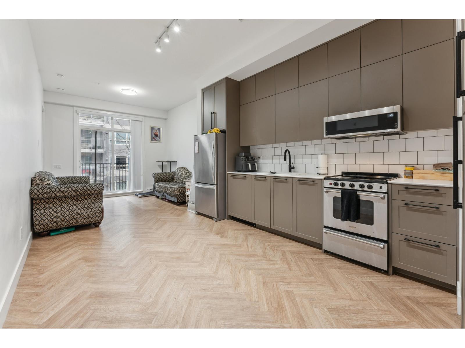 Photo 7 of 210 13933 105 Boulevard, Surrey BC