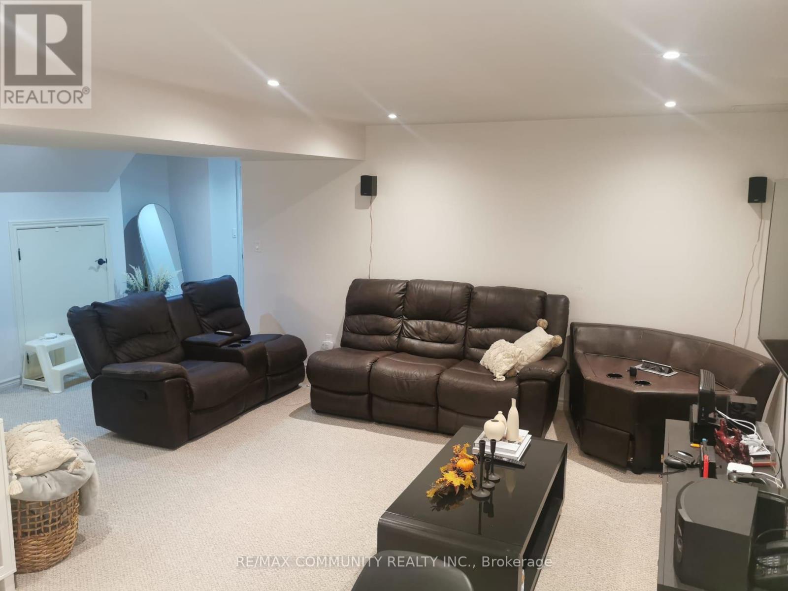 Photo 4 of 26 Sedgemount Drive, Toronto ON