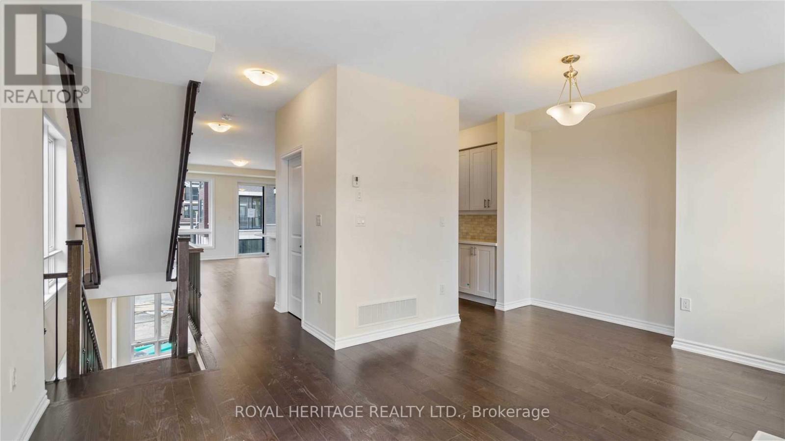 Photo 2 of 46 Lake Trail Way, Whitby ON