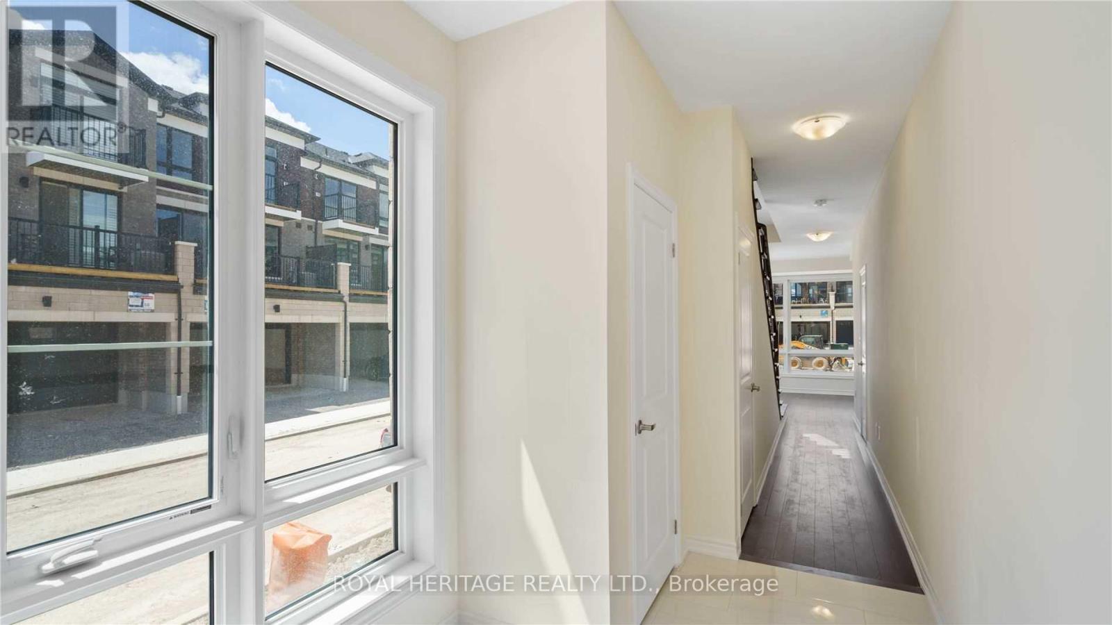 Photo 4 of 46 Lake Trail Way, Whitby ON