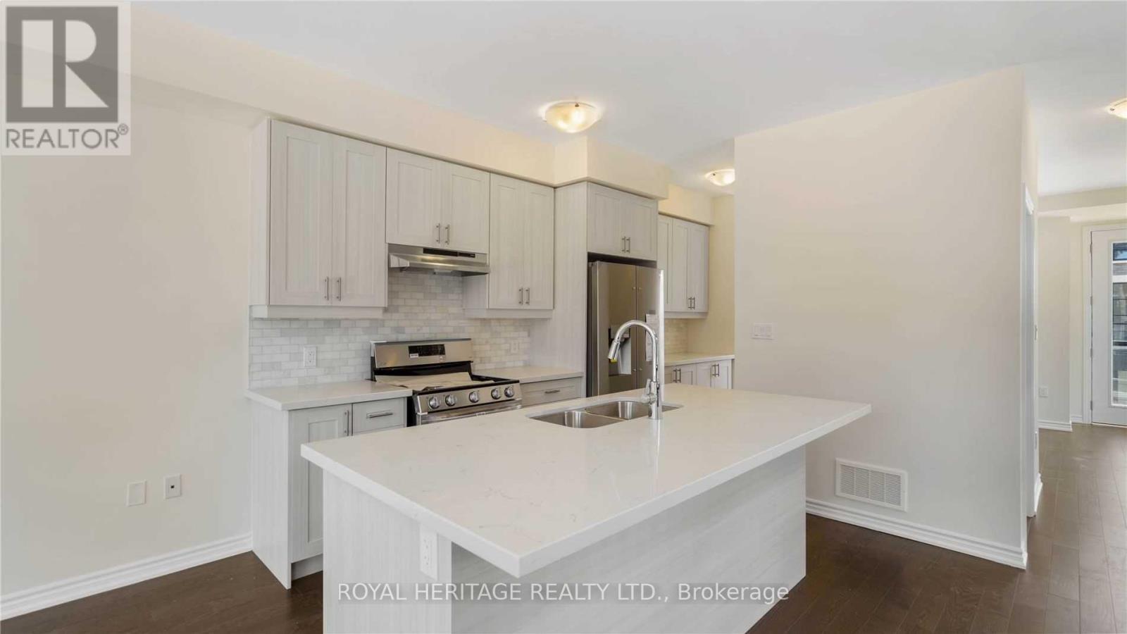 Photo 8 of 46 Lake Trail Way, Whitby ON