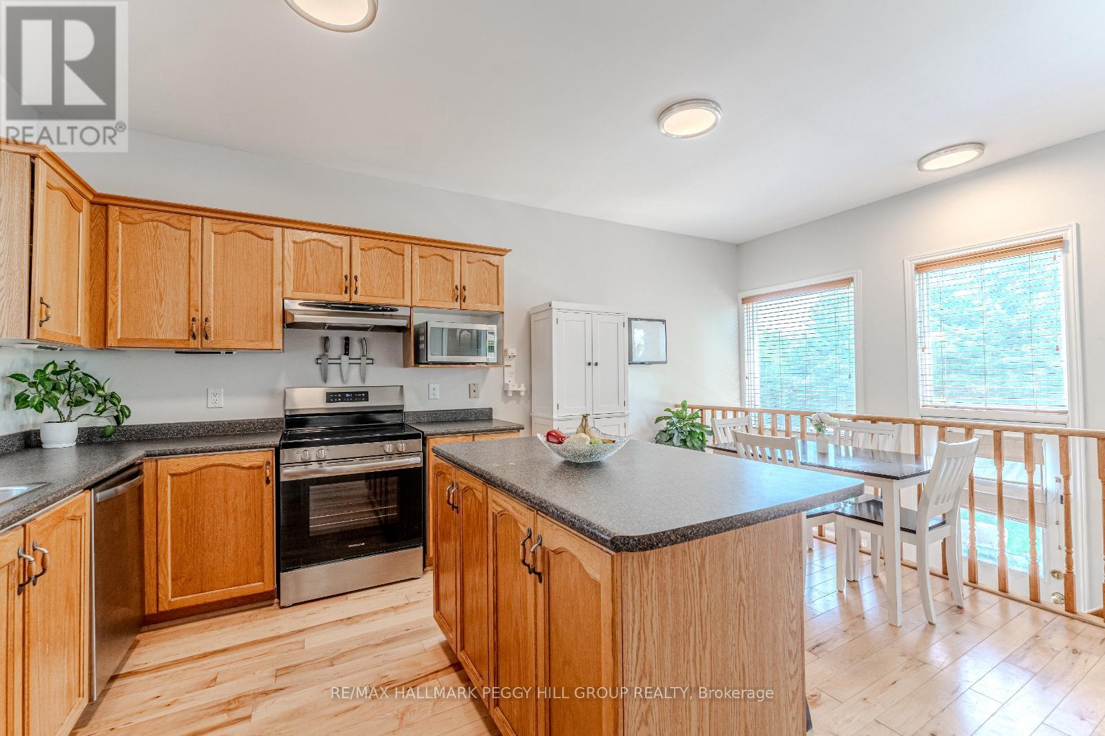 Photo 8 of 255 Mapleton Avenue, Barrie ON